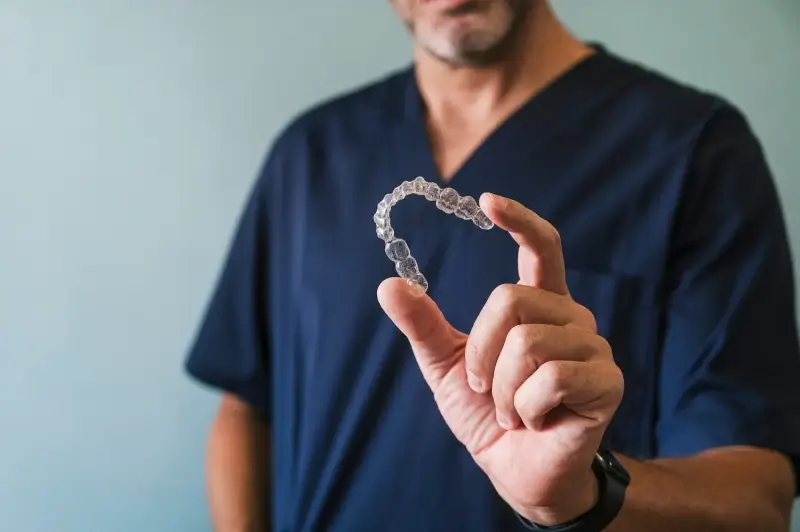 Czym się różni Clear Aligner od Invisalign?